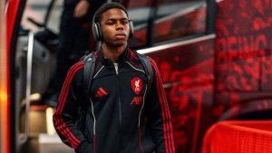 Keyrol Figueroa renueva con el Liverpool de Inglaterra tras debut con Honduras