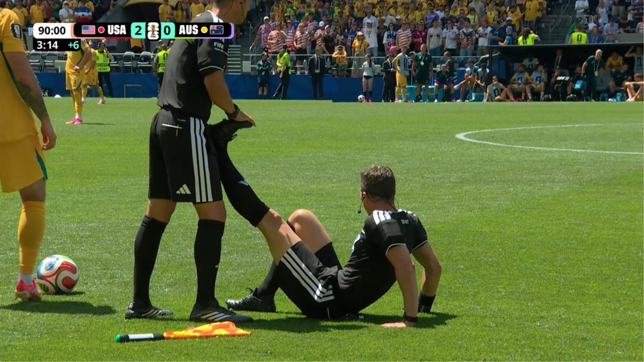 Árbitro del Estados Unidos vs Australia se lesiona en cierre del partido