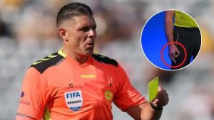 Árbitro del Mundial es acusado de hacer gesto racista en plena transmisión