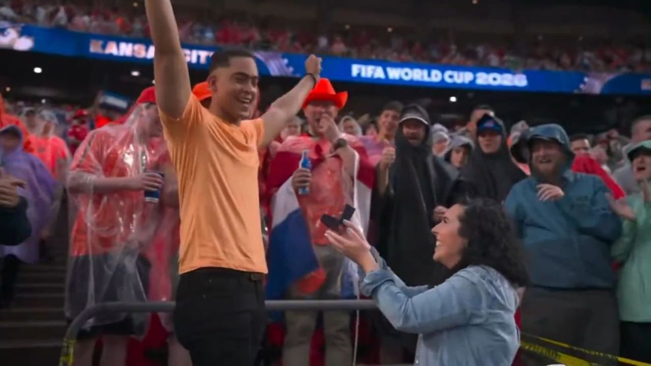 Mujer sorprende a su novio y le pide matrimonio en pleno partido del Mundial 2026