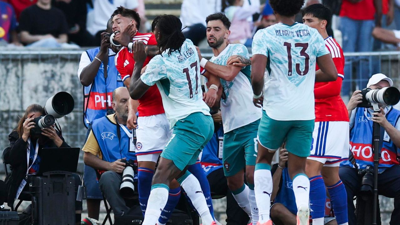 Rafael Leão es expulsado tras pegarle un puñetazo a un rival en el Portugal vs Chile