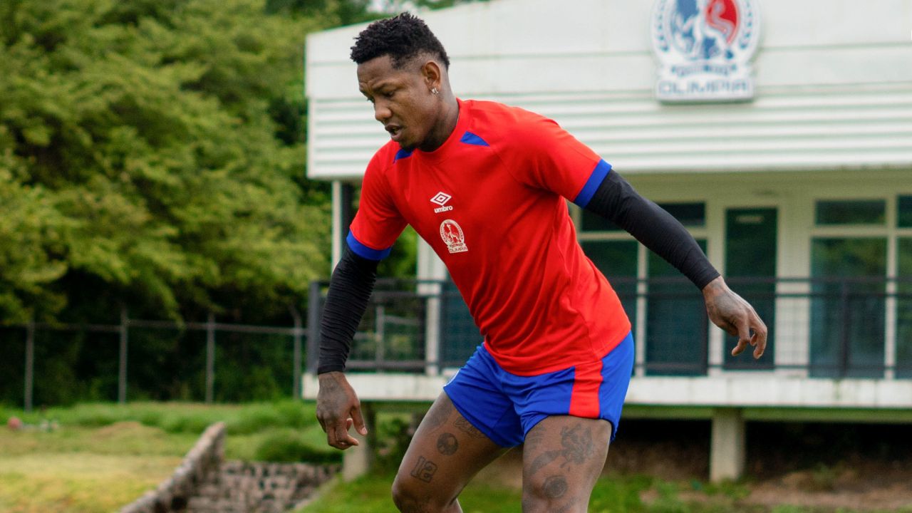 Romell Quioto reaparece 'vestido de blanco' en la pretemporada de Olimpia