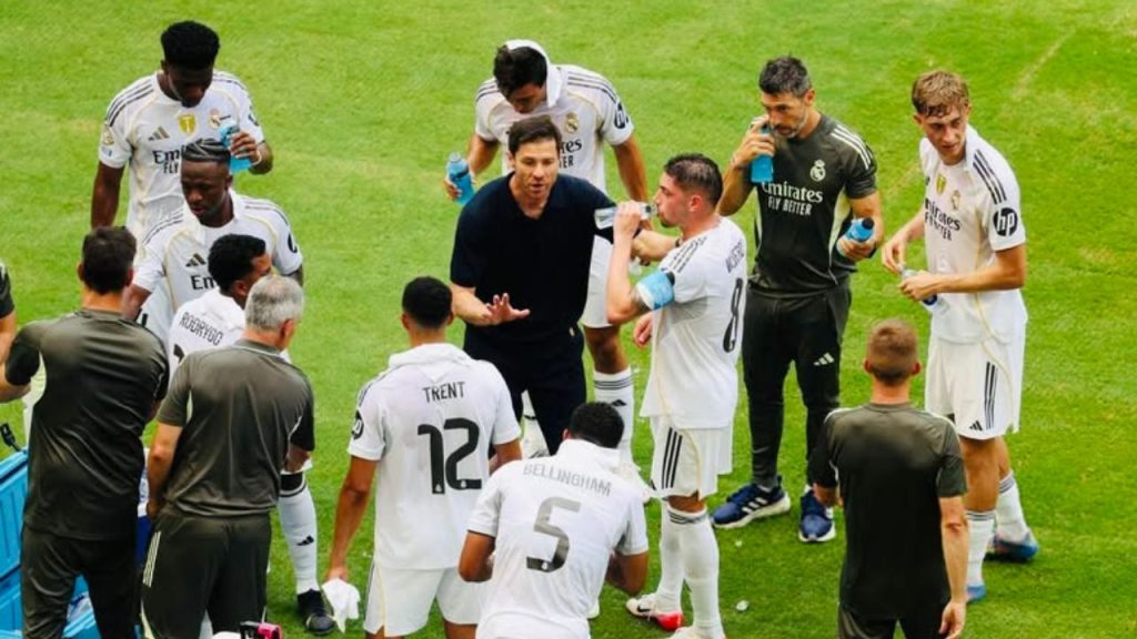 Jugadores del Real Madrid tomando un descanso para refrescarse en el pasado Mundial de Clubes. Foto: Cortesía