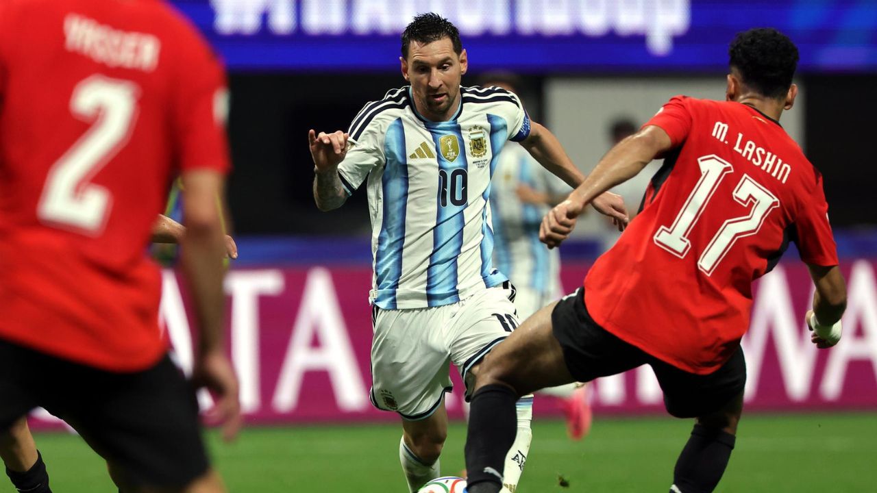 Argentina se clasifica a cuartos tras firmar épica remontada ante Egipto