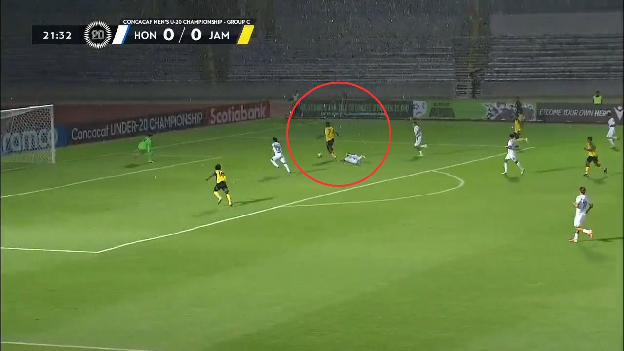El error defensivo qué provocó el gol de Jamaica ante Honduras