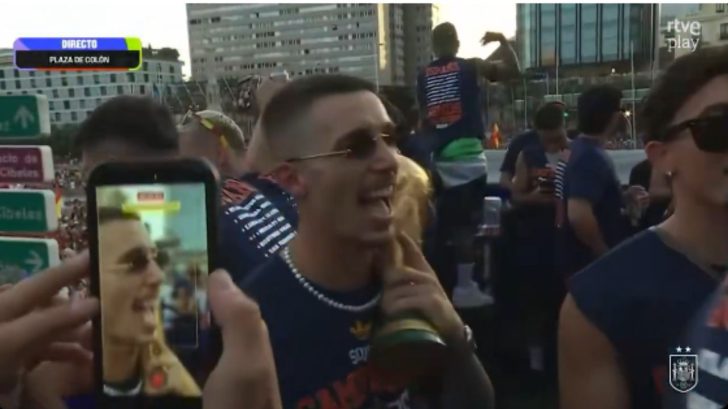 Jugadores de España se dieron un beso en la boca durante festejos en Madrid
