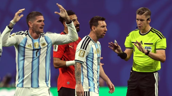 El árbitro del Argentina-Egipto toma drástica decisión horas después del partido
