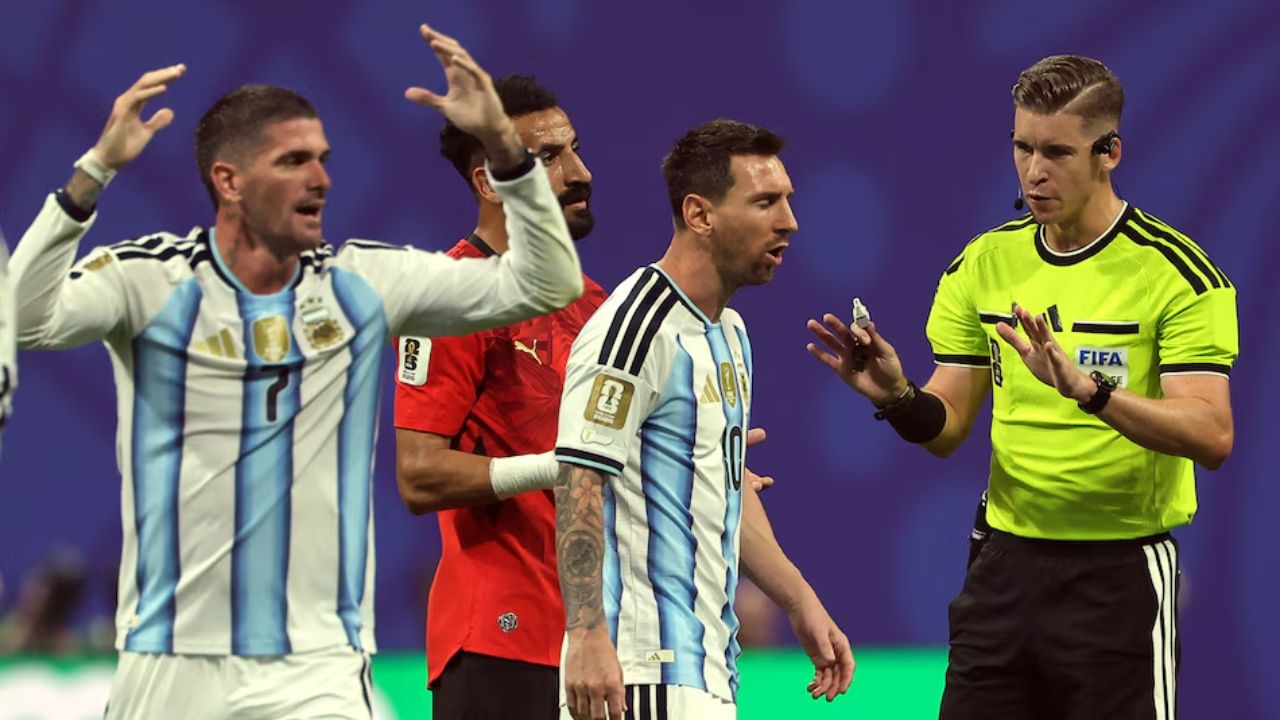El árbitro del Argentina-Egipto toma drástica decisión horas después del partido