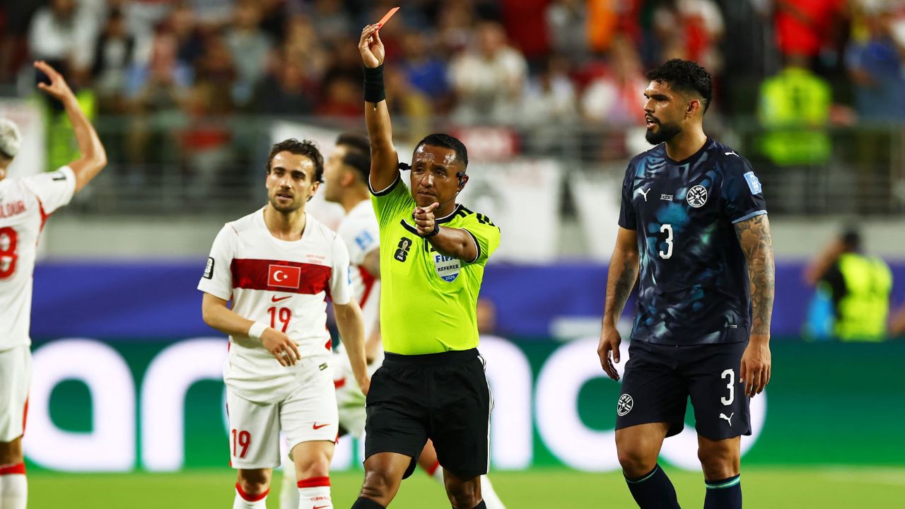FIFA designa al salvadoreño Iván Barton para pitar el Francia vs España en Semifinales