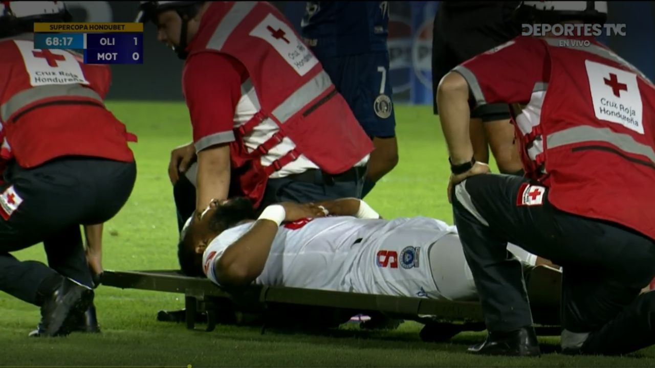 Jorge Benguché sale en camilla tras la Supercopa ante Motagua y enciende las alarmas en Olimpia