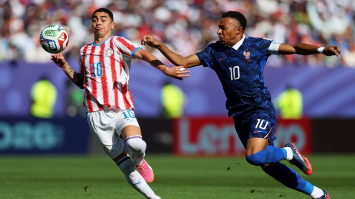 Francia tumba el muro de Paraguay con un penal de Mbappé y avanza