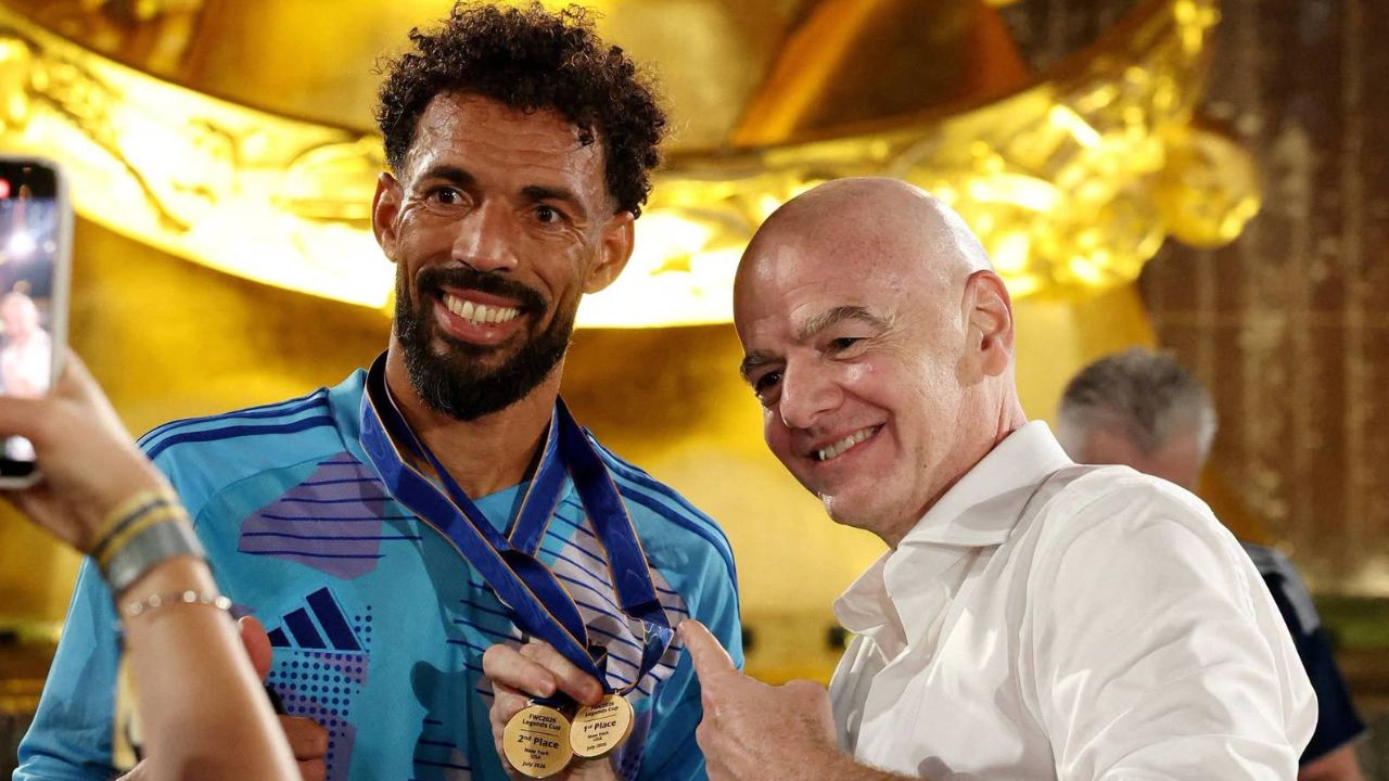 Vozinha aparece jugando con leyendas de la FIFA en Nueva York