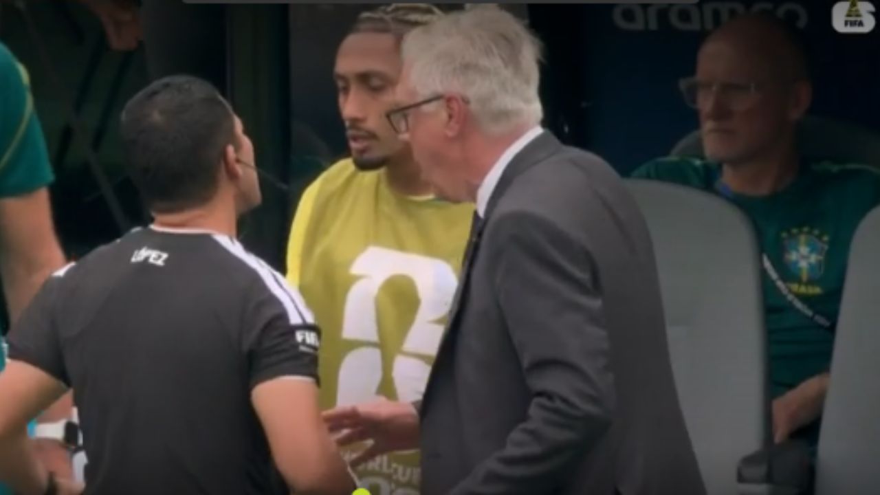 Así fueron los reclamos de Ancelotti y Raphinha a Walter López por penal a Brasil