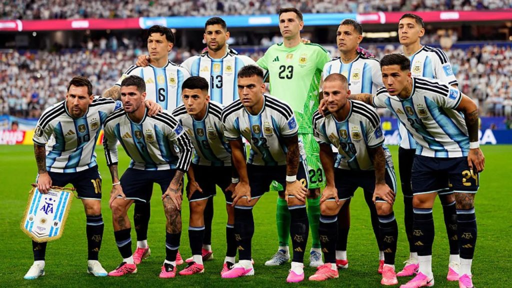 La Selección de Argentina en su alineación titular tuvo casi todo su plantel utilizando botines de colo rosa. Foto: Cortesía