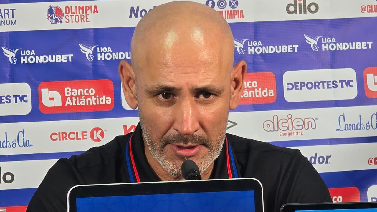 Eduardo Espinel defiende a Edrick Menjívar tras error en clásico ante Motagua