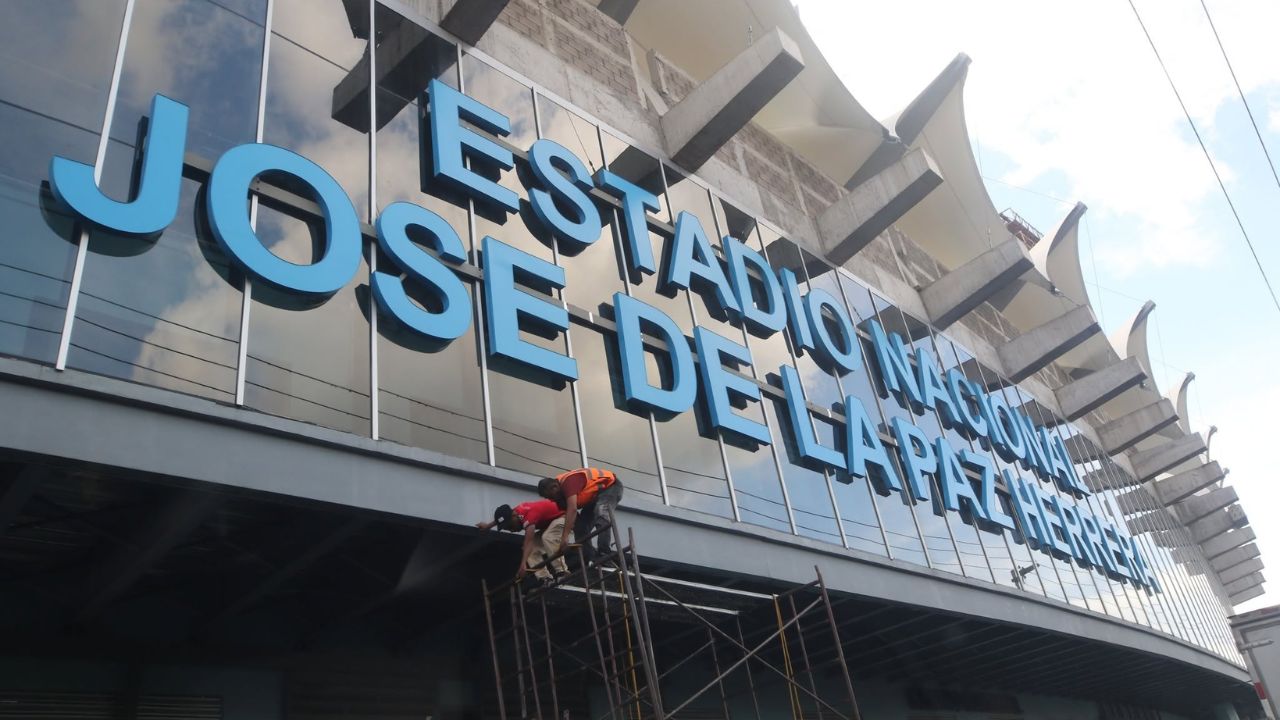 Condepor culmina la reinstalación de letras del Estadio Chelato Uclés