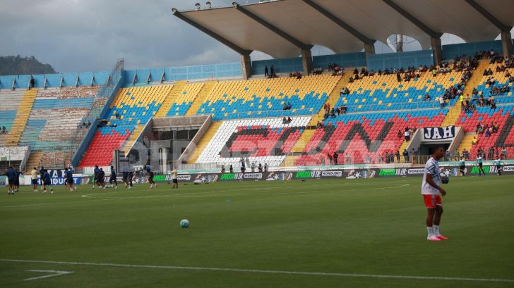 Comienzan a cambiar el color de las butacas de Sol Centro en el estadio Nacional