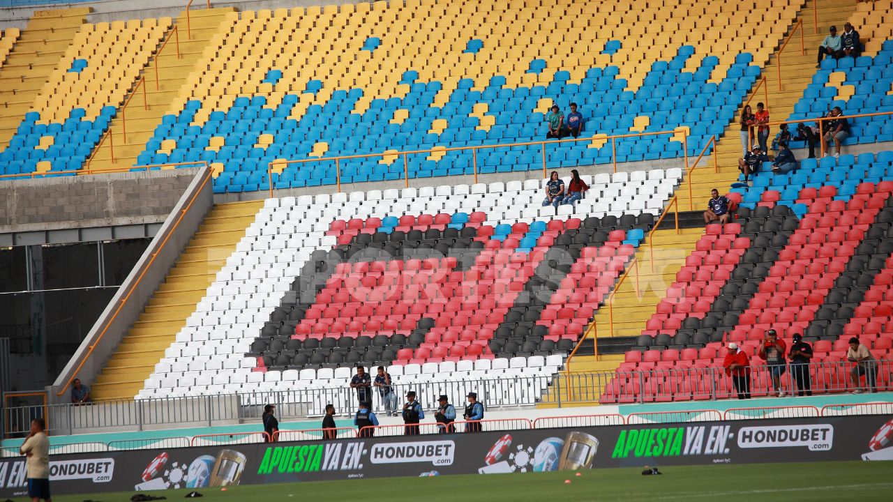 Comienzan a cambiar el color de las butacas de Sol Centro en el estadio Nacional