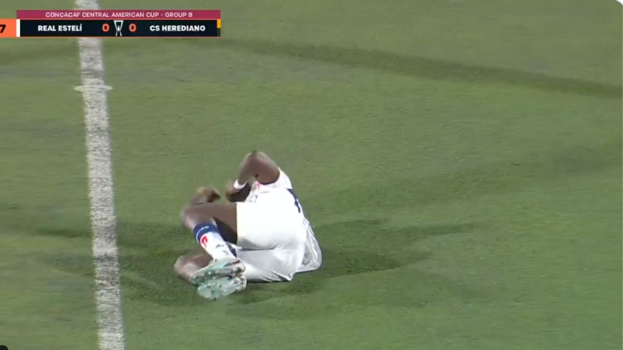 Héctor Aranda cayó desvanecido tras recibir golpe en la cara de jugador del Herediano