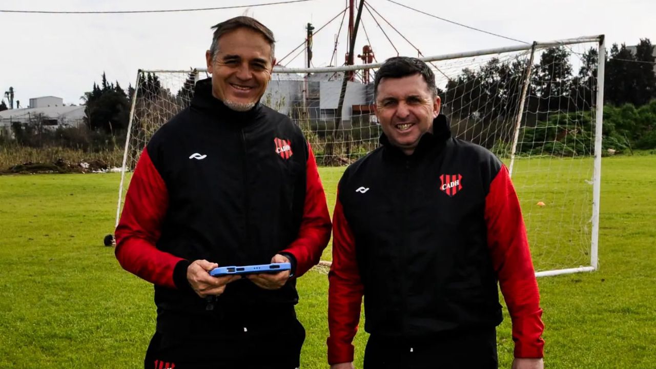 Hernán La Tota Medina es presentado por su nuevo club tras descenso de Victoria
