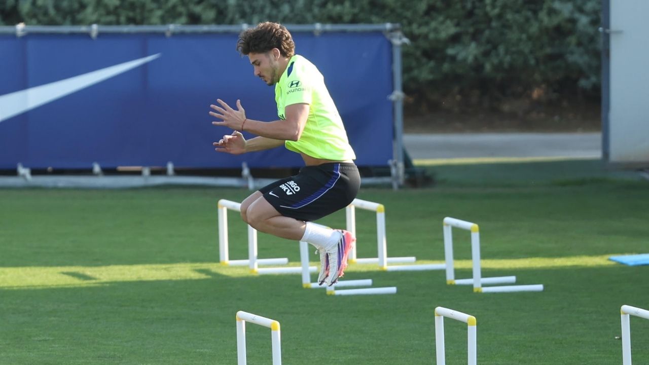 Julián Alvarez vuelve a entrenarse tras la indisposición con una sesión a solas