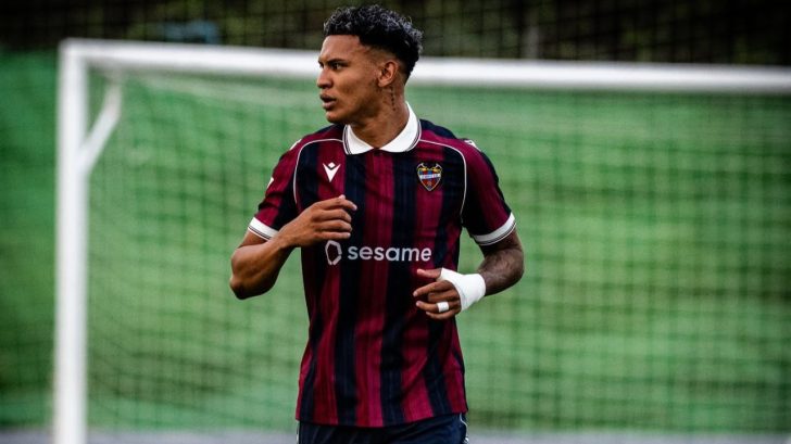 Kervin Arriaga sorprende con decisión en Levante en medio de rumores de salida