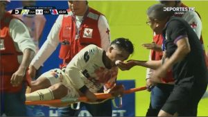 Michaell Chirinos abandona el partido contra Potros ensangrentado