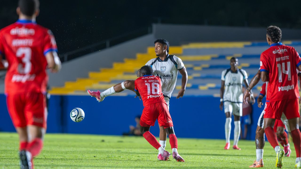 Olimpia logra heroica remontada ante UMECIT en debut goleador de Enríquez