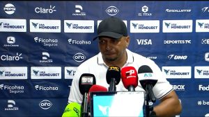 Óscar Isaula rompe en llanto tras recordar promesa a su padre