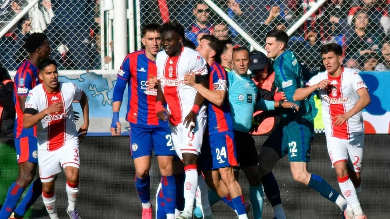 Rodrigo Auzmendi y jugadores de San Lorenzo se encaran con Jordy Caicedo