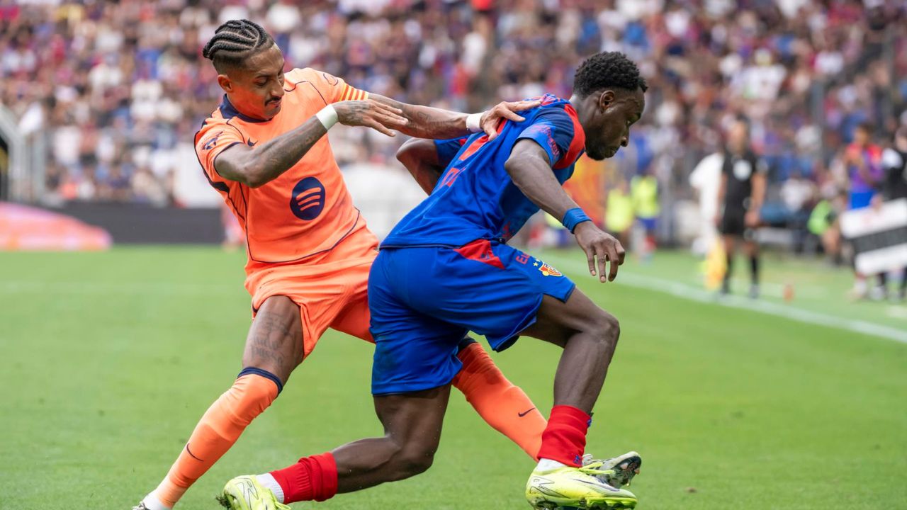 Barcelona golea al Basilea en el regreso de Lamine y estreno goleador de Bisiwu