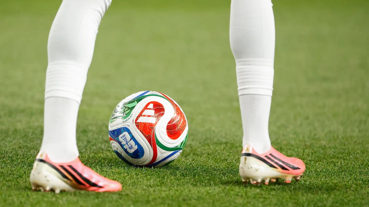 Botines rosa fosforescente; La tendencia que revolucionó el Mundial 2026