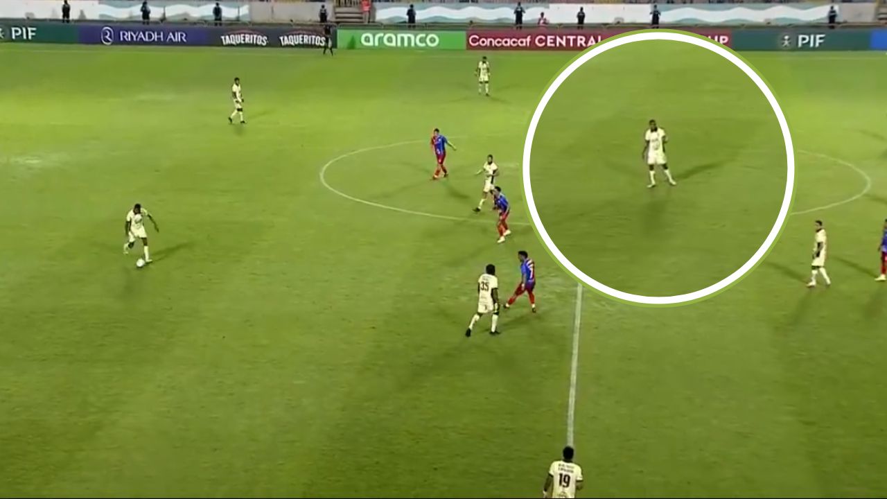 Giancarlo Sacaza se confunde y le pasa el balón a compañero fuera del campo