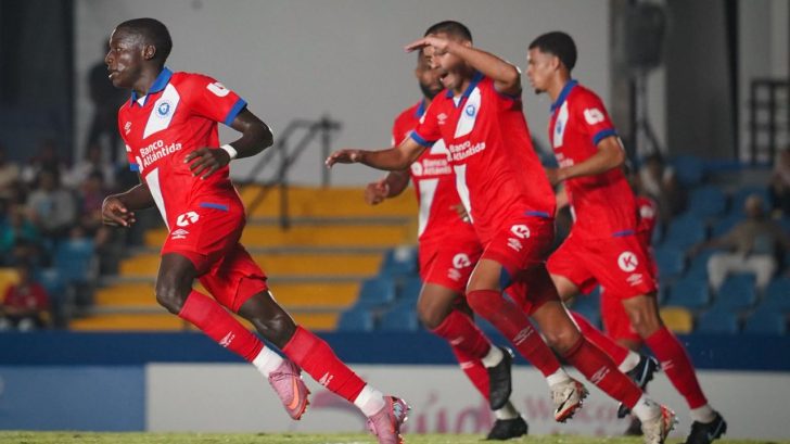 Jugador del Olimpia recibe premio tras la remontada contra Umecit