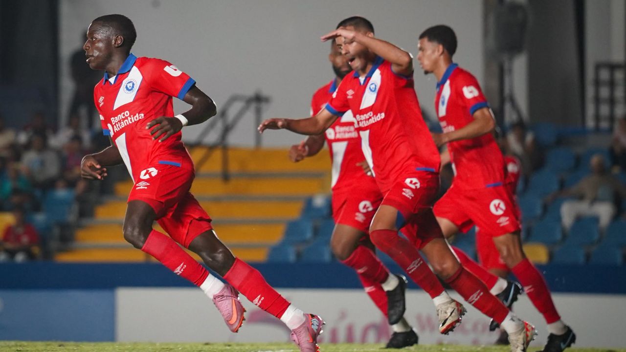 Jugador del Olimpia recibe premio tras la remontada contra Umecit
