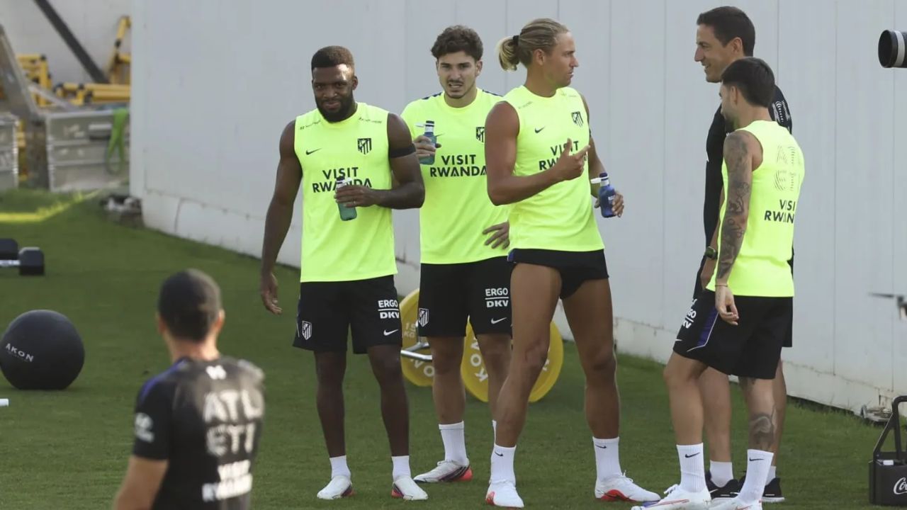 Julián Álvarez se reencuentra con Simeone y crecen los rumores de su salida del Atlético de Madrid