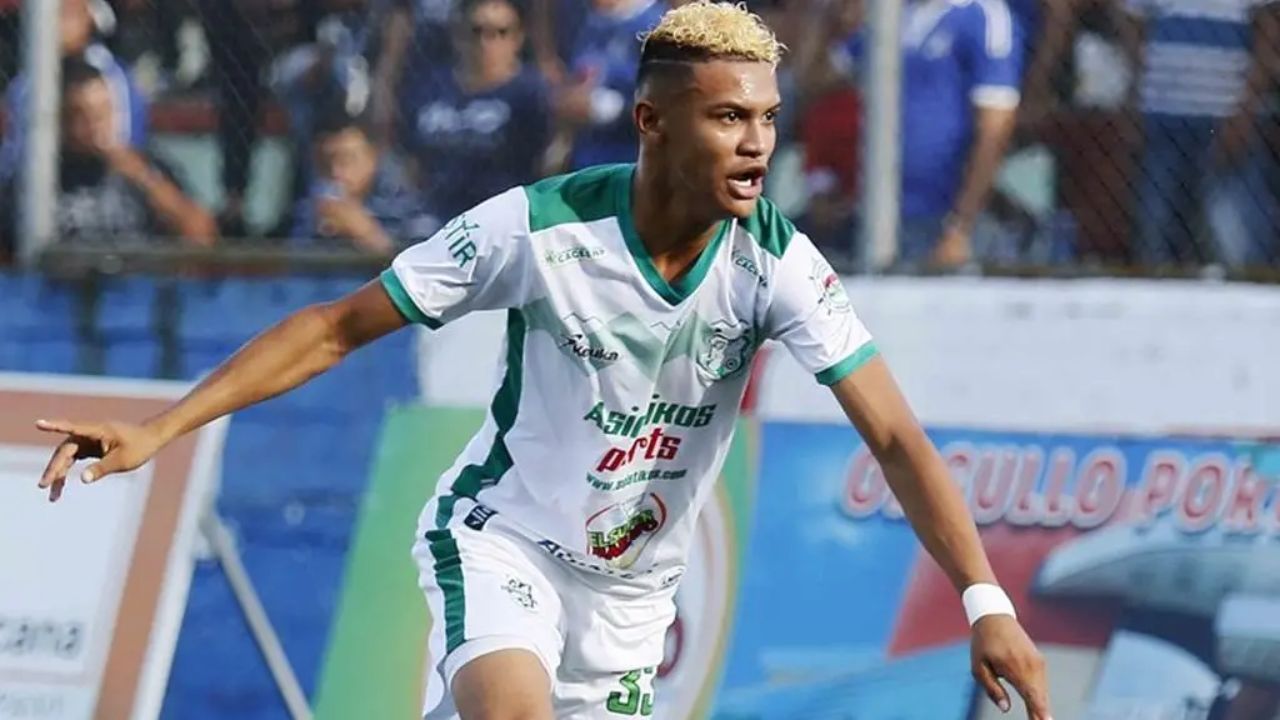 Platense recibirá millonaria suma por el traspaso de Kervin Arriaga al AEK Atenas
