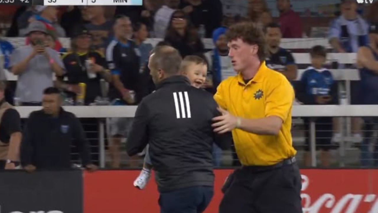 Un bebé entra a la cancha en pleno partido de la MLS y se vuelve viral