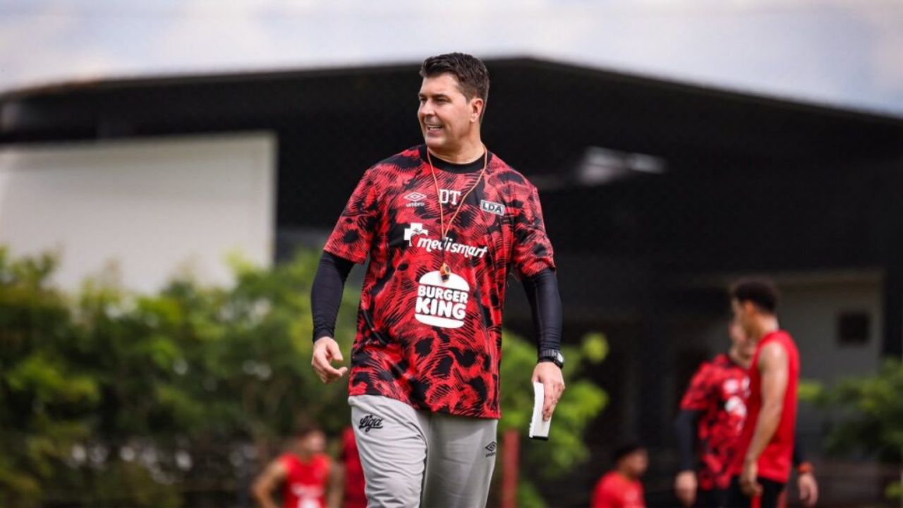 Alajuelense ratifica a Ismael Rescalvo previo a duelo ante Marathón