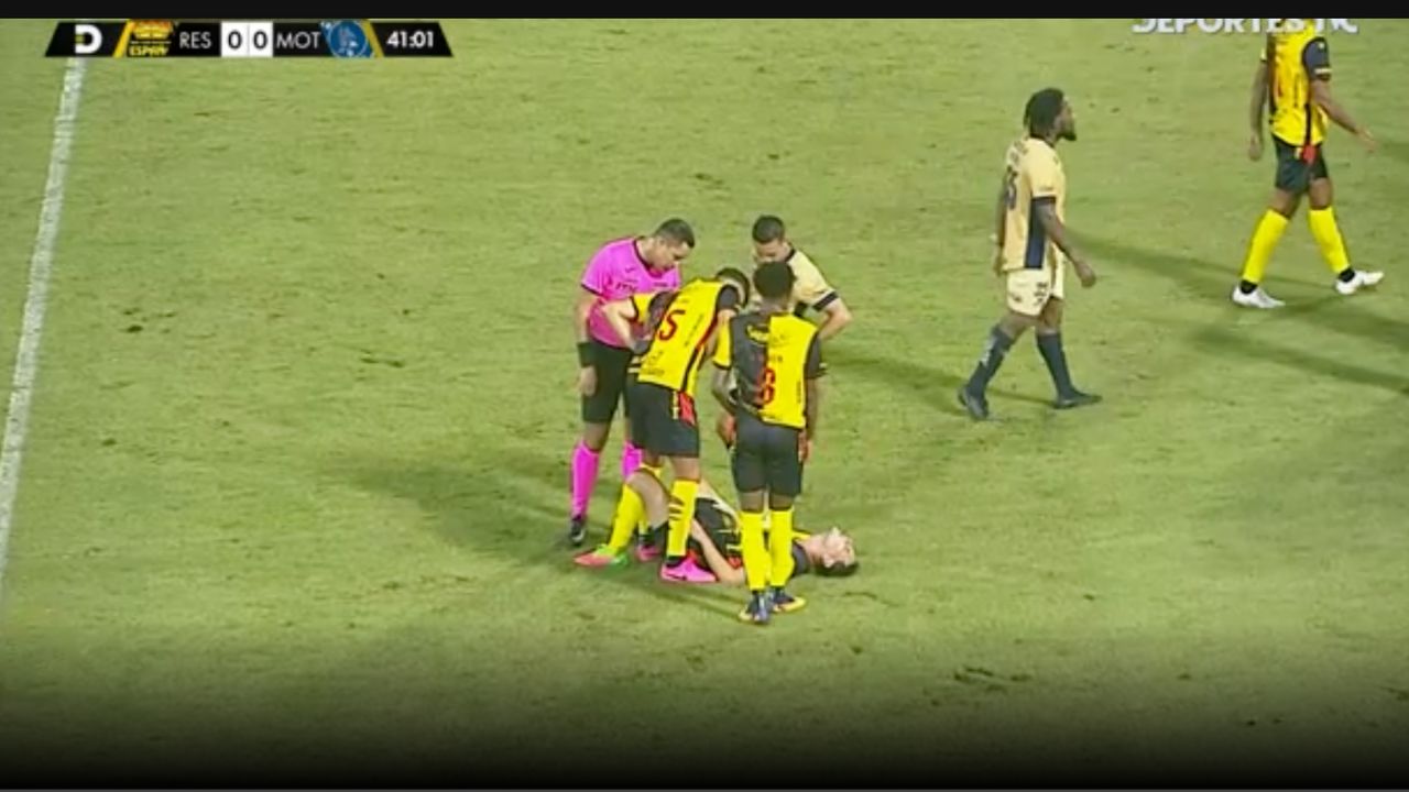 Jhow Benavídez salió lesionado del Real España vs Motagua en el Morazán