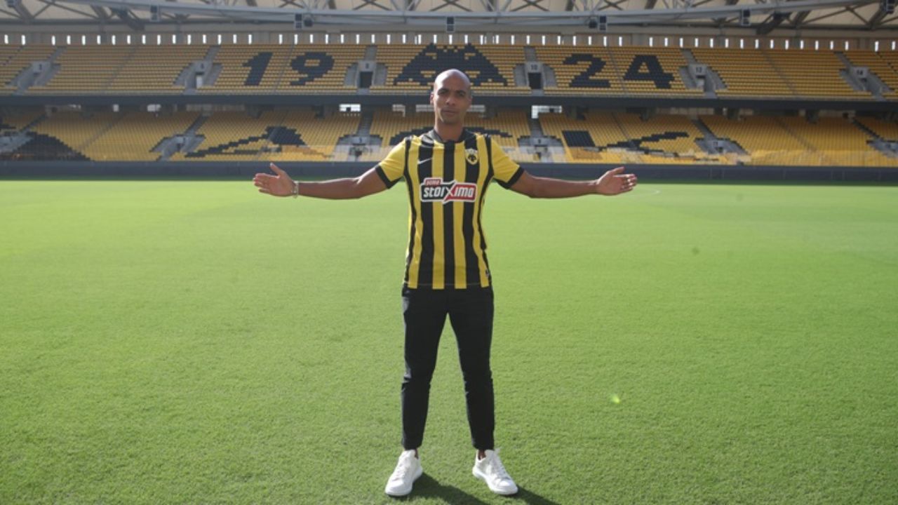 AEK Atenas hace oficial la llegada del mediocampista portugués João Mário
