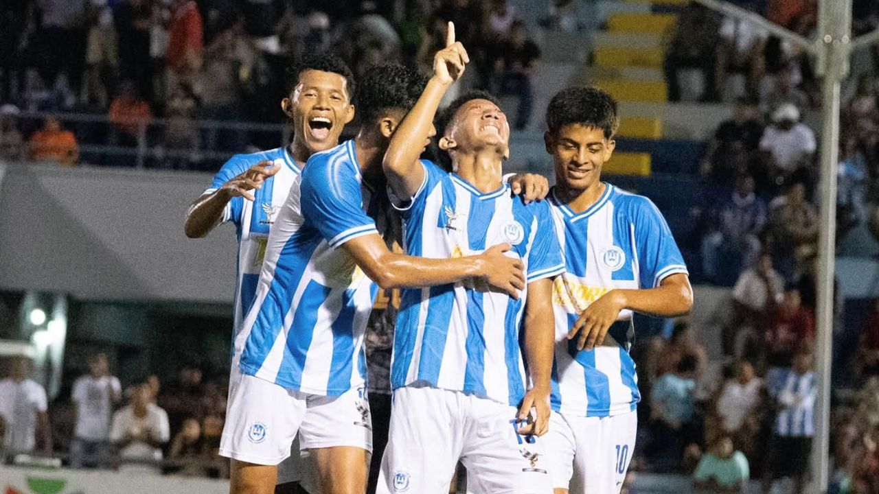 Jugadores del Victoria sorprenden con detalle a Carlos Eduardo Espina