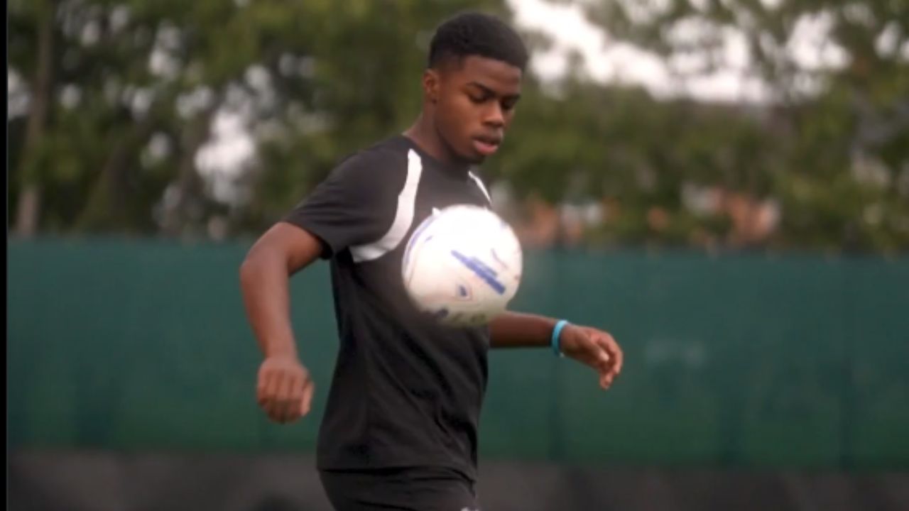 Keyrol Figueroa brilla en su primer entrenamiento con el Port Vale FC
