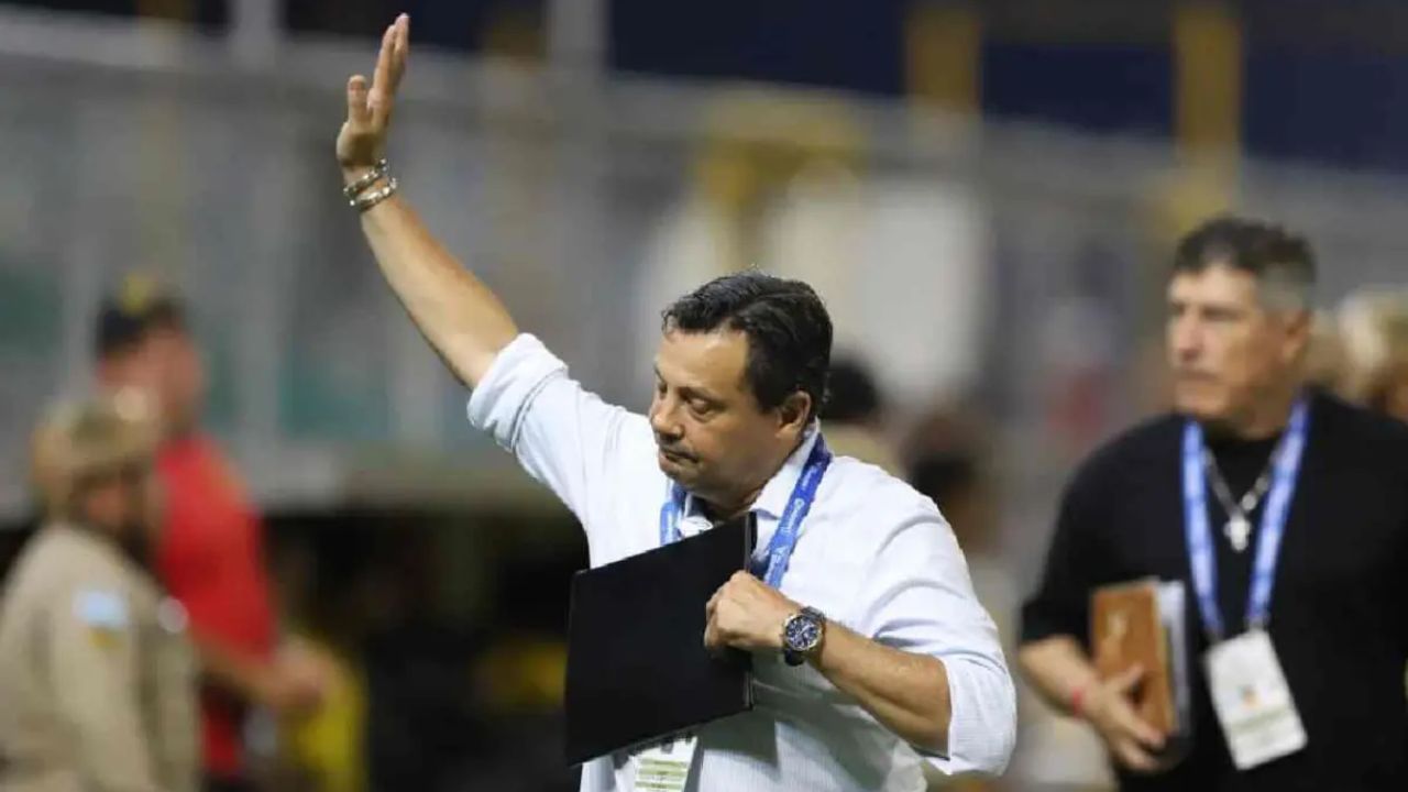 Jeaustin Campos suena con fuerza para dirigir a Costa Rica tras la crisis de Batista