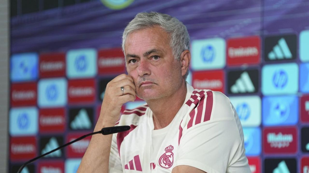 José Mourinho lanza dardo al Barcelona y admite estar 'cansado' de la prensa