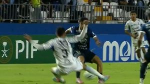 Jugador del Alianza es expulsado vs Motagua tras dura falta sobre Macías