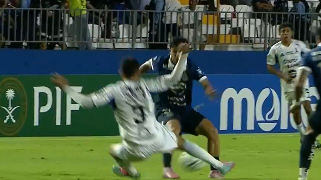 Julio Sibrián es expulsado en el Alianza vs Motagua tras dura falta sobre Jefryn Macías