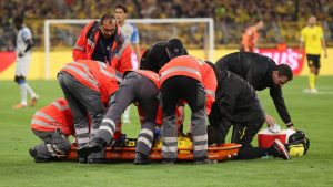 Imagen de Jugador del Borussia Dortmund se desploma en pleno partido de la Champions League