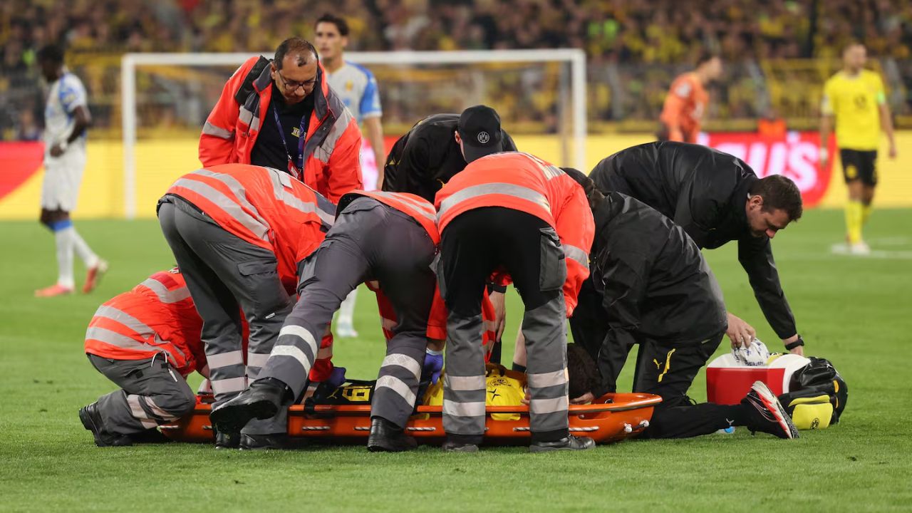 Jugador del Borussia Dortmund se desploma en pleno partido de la Champions League