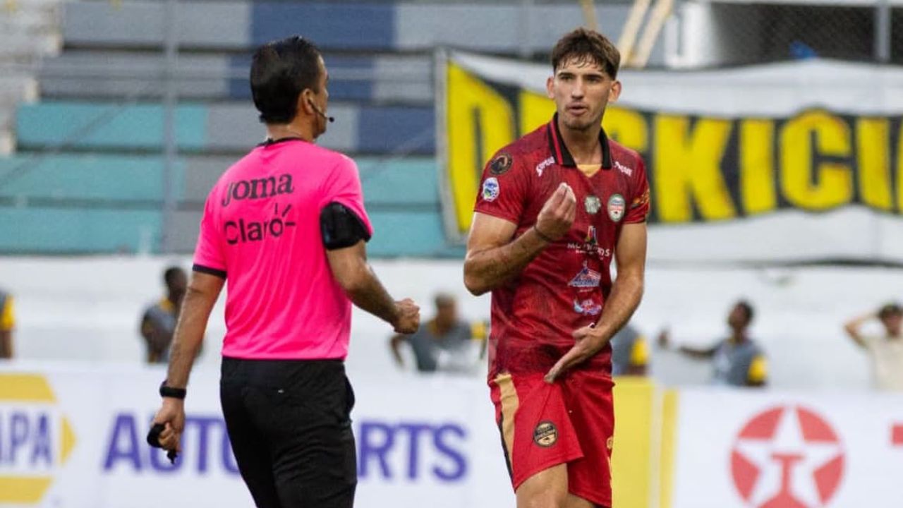 Sancionan con tres partidos al uruguayo Lautaro Ferreira por insultar al árbitro